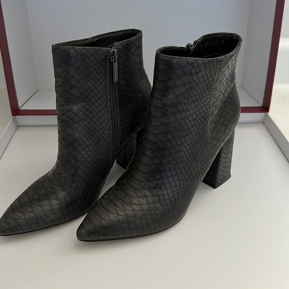ShuShop Black Textured Ankle Boots